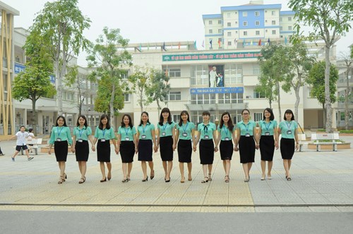 Cán bộ - Giáo viên trường Tiểu học Đô Thị Việt Hưng thực hiện quy tắc ứng xử trong nhà trường
